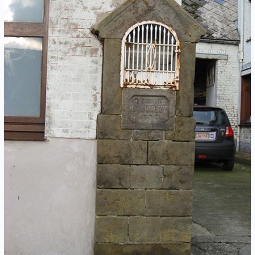 Borne-potale Notre-Dame de Lourdes à la rue Albert Bériot, à la mémoire de D. Durez 1894