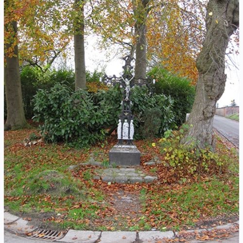'Le Vieux Calvaire', Rue du Calvaire, croix de fer érigée sur un socle de pierre par le curé Desmarez en 1815